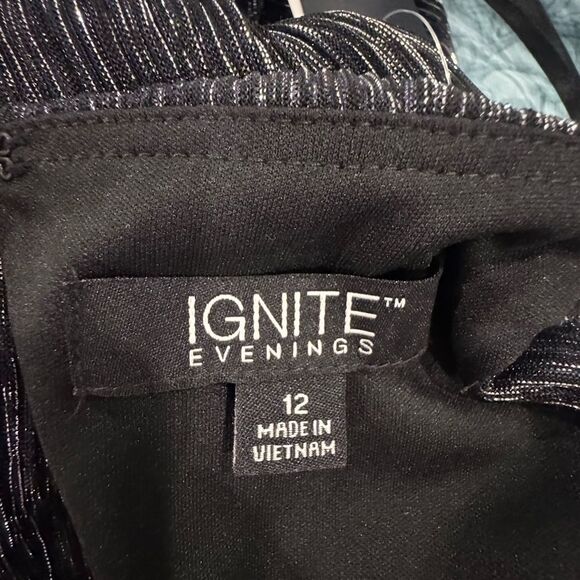 Elegant Black Evening Dress - Picture 6 of 9